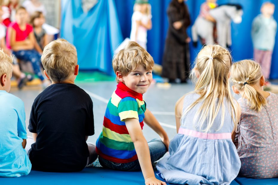 la consegna di un copione teatrale per bambini teatro in classe